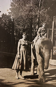 foto di Rossanna e Luigi Schiavoni con l'elefantina africana Babar, circa 1957